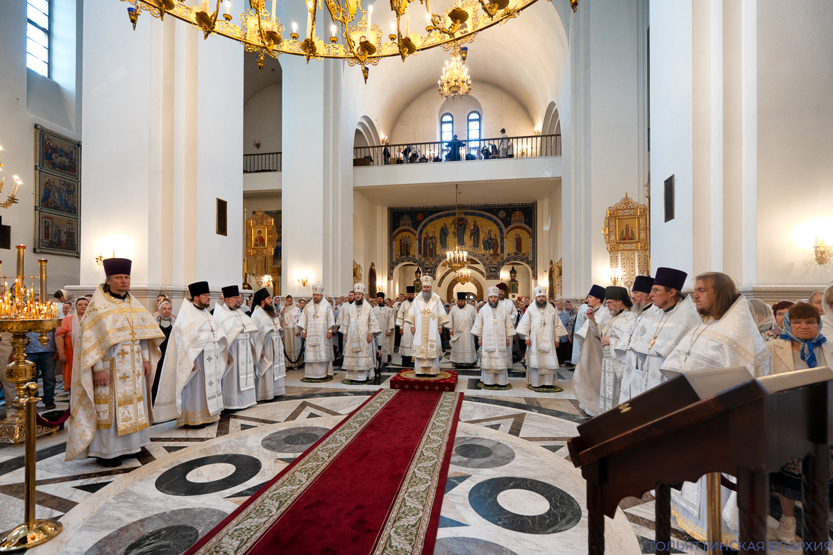 В праздник Преображения Господня глава Самарской Митрополии митрополит Феодосий возглавил соборное архиерейское богослужение в Преображенском кафедральном соборе Тольятти