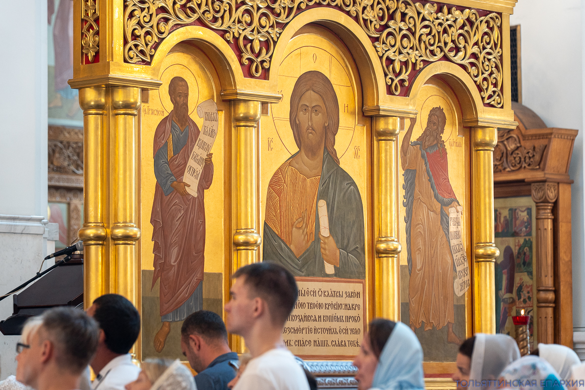 В праздник Преображения Господня глава Самарской Митрополии митрополит Феодосий возглавил соборное архиерейское богослужение в Преображенском кафедральном соборе Тольятти